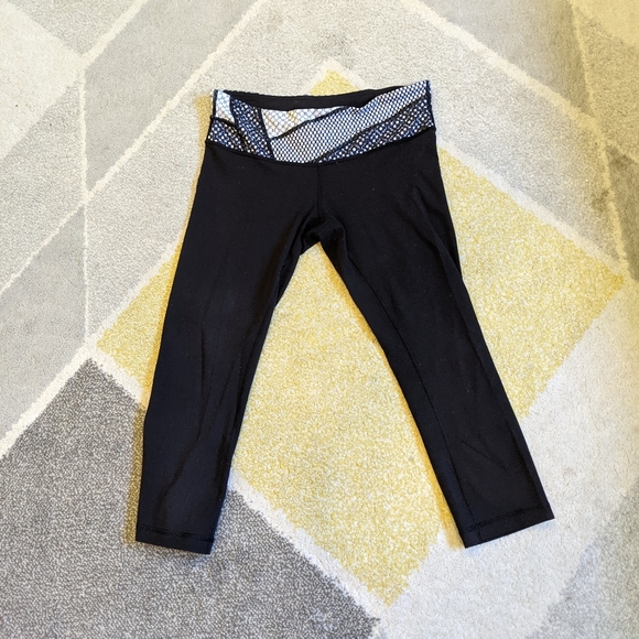 Lululemon Reversible Wunder Under crops (full-on Luon) - Picture 1 of 6